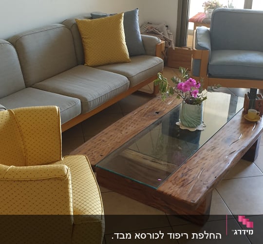 כריות צהובות על ספה אפורה בסלון